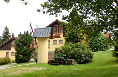 Neuscheidenbach House | Schöne Doppelhaushälfte mit Terrasse in Schirgiswalde