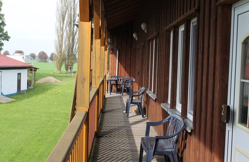 Boddin Apartment | Schöne Ferienwohnung mit Terrasse in Boddin