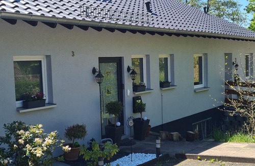 Idar-Oberstein Apartment | Schöne Ferienwohnung in Göttschied. 5 Minuten Gehweg vom Klinikum Idar-oberstein