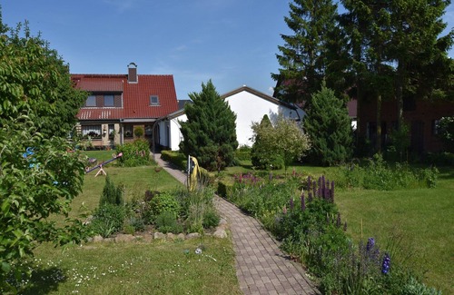 Blowatz Apartment | Schöne Ferienwohnung mit Garten in Robertsdorf