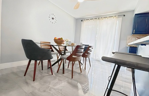 Forestview House | Schaumburg Modern 4BR Farmhouse w/Private Master & Sleeps 9. Families & groups