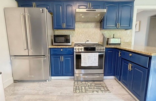 Forestview House | Schaumburg Modern 4BR Farmhouse w/Private Master & Sleeps 9. Families & groups