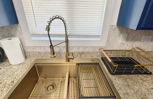 Forestview House | Schaumburg Modern 4BR Farmhouse w/Private Master & Sleeps 9. Families & groups