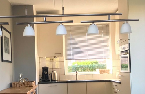 Breskens House | Scheldeveste 256 is a detached 6-person bungalow with approx. 102m2 of living comfort with attached conservatory and a lovely garden. The terrace with conservatory is located on the south side of the house.