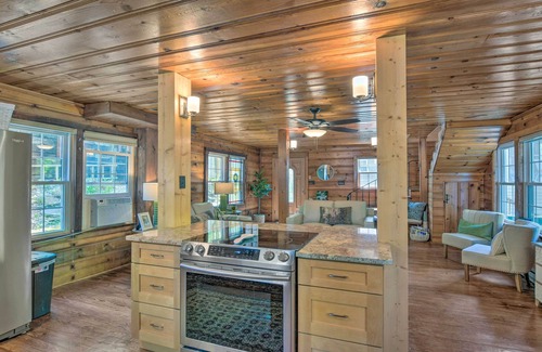 Lynn Cottage | Screened Porch & Grill: Waterfront Landrum Cottage