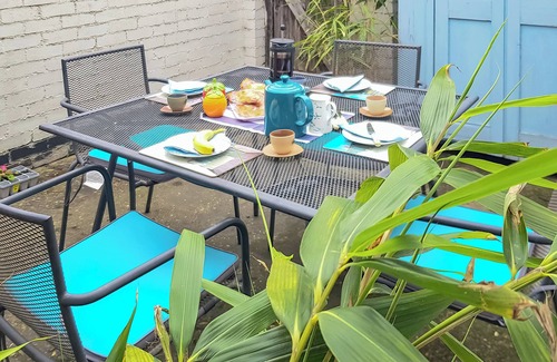 Great Yarmouth Cottage | Sea Breeze is a delightful large family house a short stroll to the beach.