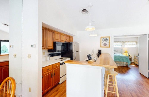 Bethany Beach Condo | Sea Colony Tennis 1st floor condo w/pool, basketball court, and shared sauna