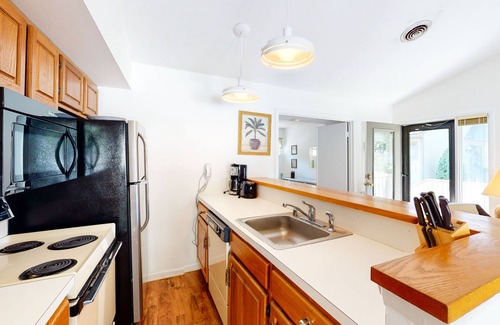 Bethany Beach Condo | Sea Colony Tennis 1st floor condo w/pool, basketball court, and shared sauna