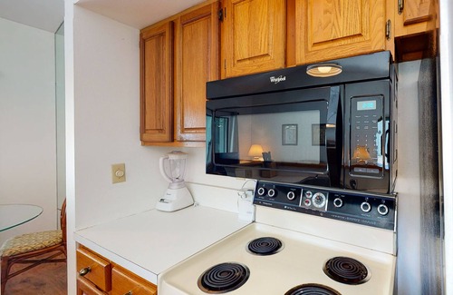 Bethany Beach Condo | Sea Colony Tennis 1st floor condo w/pool, basketball court, and shared sauna