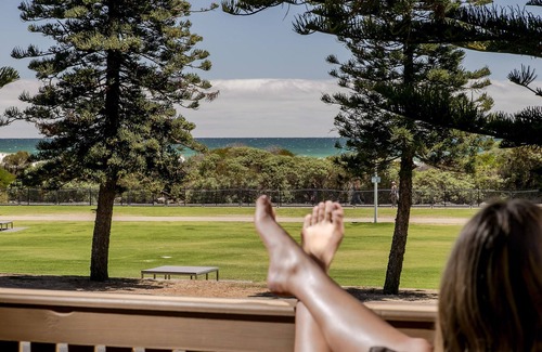 Semaphore House | SEA FRONT GRANDEUR - Beachfront, very close to shops &restaurants.