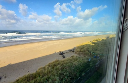 Lincoln City Condo | Sea Gypsy Oceanfront Condo, Sunsets, Bonfires, Your vacation starts here!