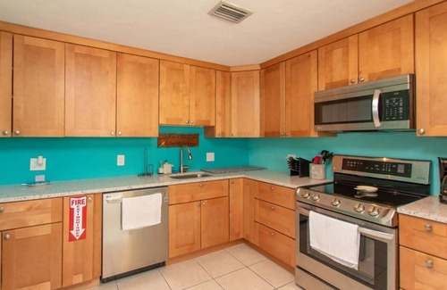 Marathon House | Sea La Vie | Waterfront Half Duplex w dockage