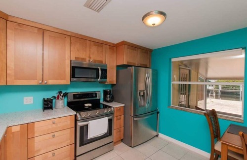 Marathon House | Sea La Vie | Waterfront Half Duplex w dockage