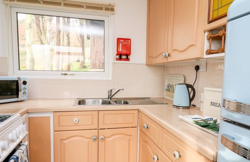 Bryn-crug Cabin | SEA MOSS CABIN, romantic, with pool in Tywyn
