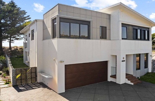 Noraville House | Sea & Sun Beach House-Direct Beach Access