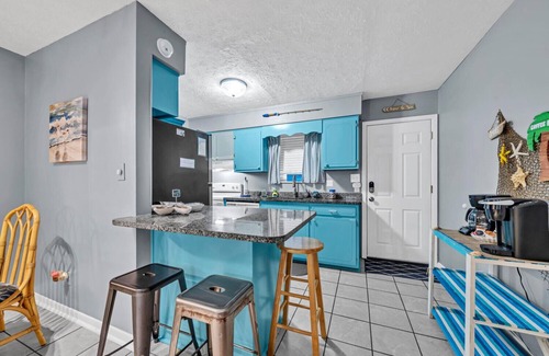 Gulf Lagoon Beach House | Sea Turtle ~ Cozy getaway less than 1/4 of a mile from the beach!