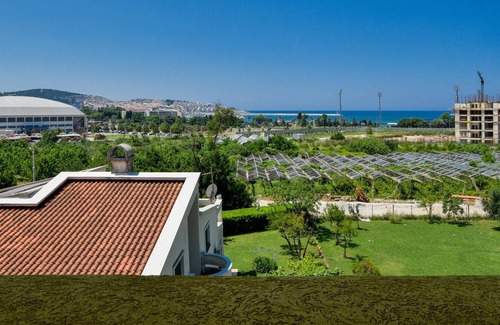 Zeljeznica Apartment | Sea View Flat w Balcony in Bar, Montenegro