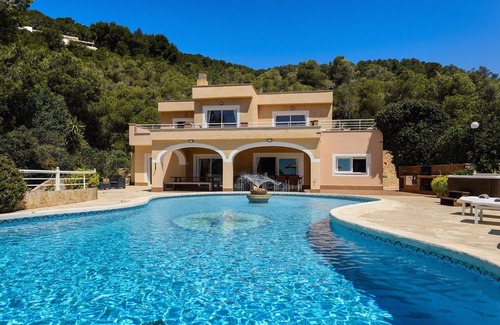 Sant Josep de sa Talaia Villa | Sea-view Villa, KM4/8 min. from Playa d'en Bossa/DJ equipment