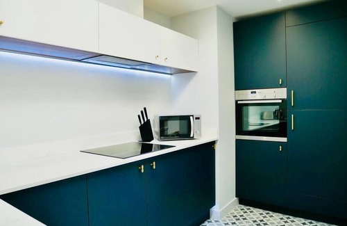 Canford Cliffs Apartment | ❤️❤️❤️❤️❤️Sea View, Walk 2 BEACH, Parking, Netflix