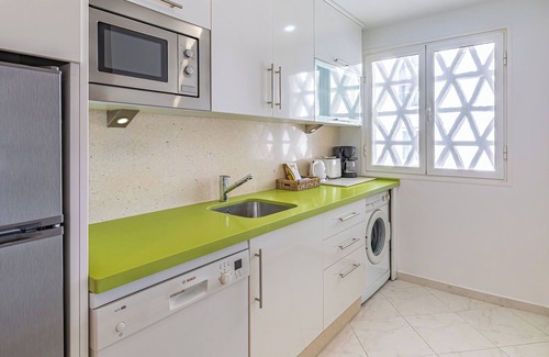 Puerto Banus Apartment | SEA VIEWS + WITHIN WALKING DISTANCE OF ALL THE ACTION IN LUXURIOUS PUERTO BANUS