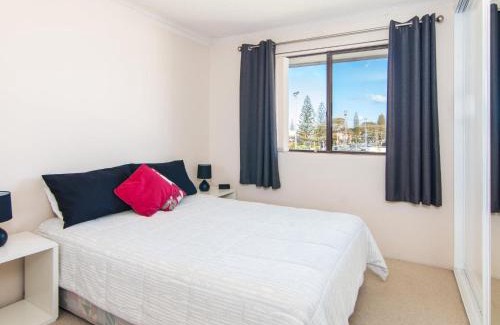 Tuncurry Apartment | Seabreeze 4 opposite the bowling club Tuncurry