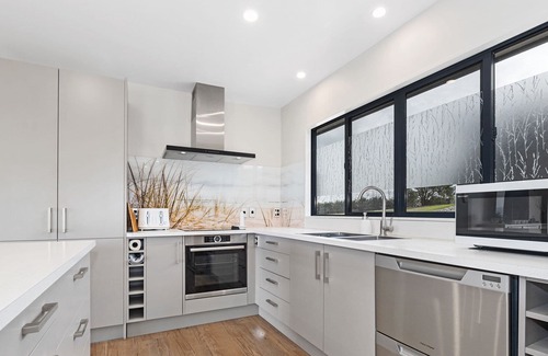 Waipu House | Seabreeze Serenity - Waipu Holiday Home