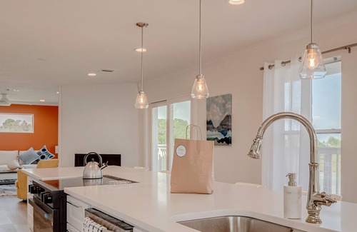 El Lago House | Seabrook/Kemah/Huge Deck, Games, Fishing/Pet-Friendly & Ready for Sun!