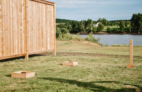 Sainte-Anne-de-Kent Cottage | Seacan by the River