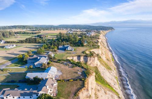 Oak Harbor House | Seacliff Haven Waterfront Luxury Stunning Views Hot Tub Game Room