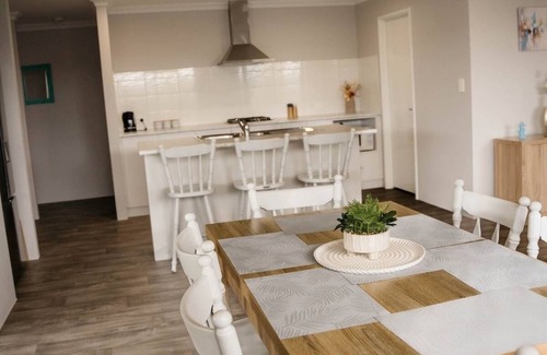 Lakelands House | Seacliffe Cottage by the Sea. Coastal Luxury for the whole family! Beach life!