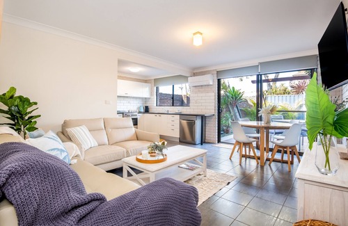 Woolgoolga House | Seadream on Nelson. New Listing.npet Friendly , 300m Stroll to Beach and Cafes