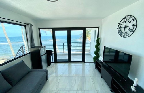 Bajo House | Seafront Beach House /Heated Pool & Beach Access
