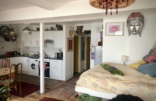 St Leonards-On-Sea Apartment | Seafront, direct ocean view, beautiful balcony, spacious flat
