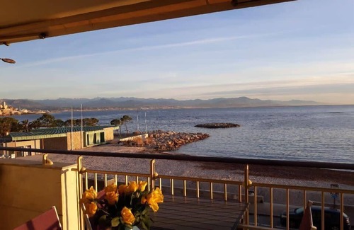 Cap-d'Antibes Condo | Seafront one bedroom apartment with a terrasse, swimming pool and a parking
