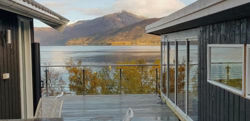 Ballangen House | Seafront Retreat With Panoramic Mountain Views
