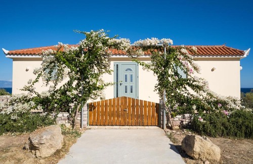 Pylos-Nestoras House | Seafront Studio with direct beach access