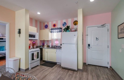 Maxwell Apartment | Seahawks vs Titans, modern kitchen, 4K TV near Nissan Stadium & Broadway