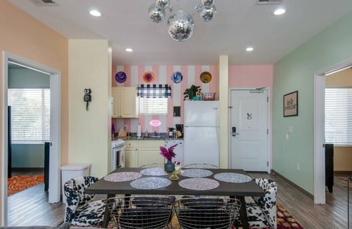 Maxwell Apartment | Seahawks vs Titans, modern kitchen, 4K TV near Nissan Stadium & Broadway
