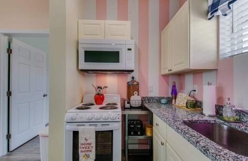 Maxwell Apartment | Seahawks vs Titans, modern kitchen, 4K TV near Nissan Stadium & Broadway