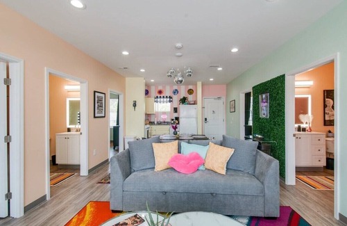 Maxwell Apartment | Seahawks vs Titans, modern kitchen, 4K TV near Nissan Stadium & Broadway