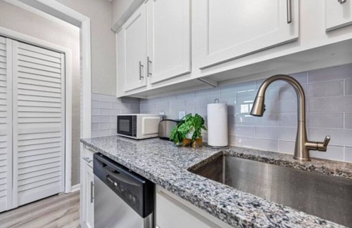 Jacksonville Beach Villa | Seahorse Retreat/Close to Mayo/One Block to Ocean