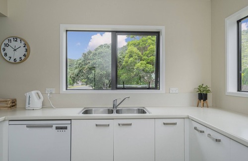 Matarangi House | Seas the Day - Matarangi Holiday Home