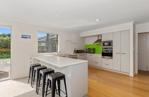 Waipu House | Seascape Haven - Waipu Holiday Home