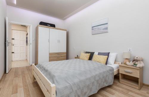 Lukecin Apartment | Seaside Apartment in the Woods with Balcony & 1 Bedroom by Noclegi Renters
