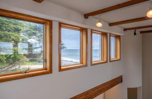 El Granada House | Seaside Art Gallery Loft Inspire Your Creativity with Breathtaking Views!