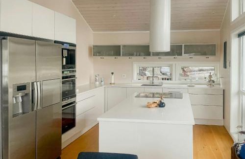 Eidsvag House | Seaside Cabin With Private Pier In Eidsvåg