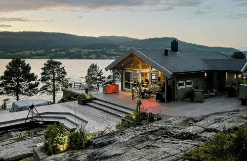 Eidsvag House | Seaside Cabin With Private Pier In Eidsvåg