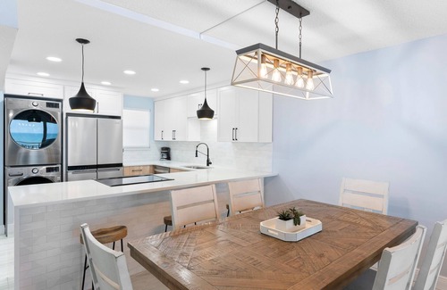 Satellite Beach Condo | Seaside Luxury Penthouse W/Heated Pool + Stunning Ocean Views π