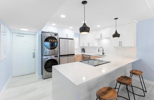 Satellite Beach Condo | Seaside Luxury Penthouse W/Heated Pool + Stunning Ocean Views π