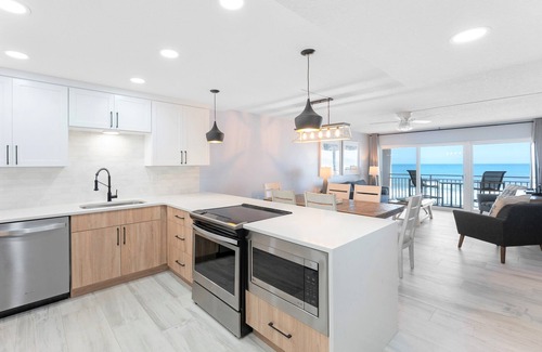 Satellite Beach Condo | Seaside Luxury Penthouse W/Heated Pool + Stunning Ocean Views π